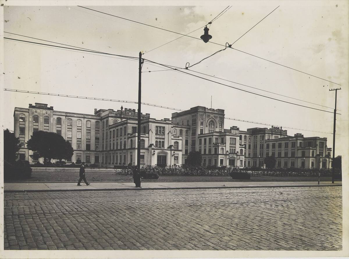Foto histórica em preto e branco da Faculdade de Medicina da USP